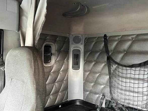 Freightliner 122SD Trekkers