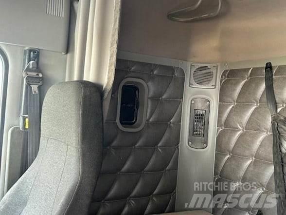 Freightliner 122SD Trekkers