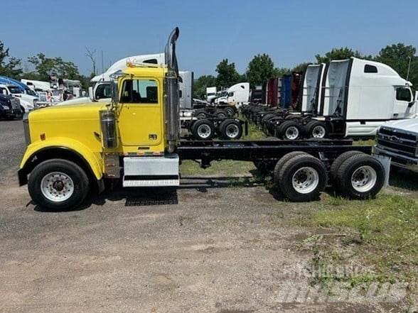 Freightliner FLD120 Chassis met cabine
