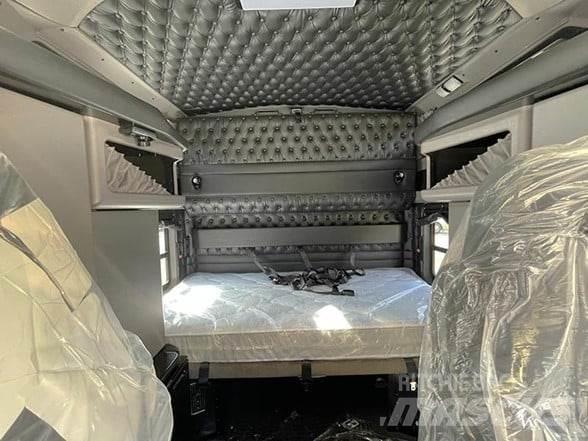Kenworth W900L Trekkers