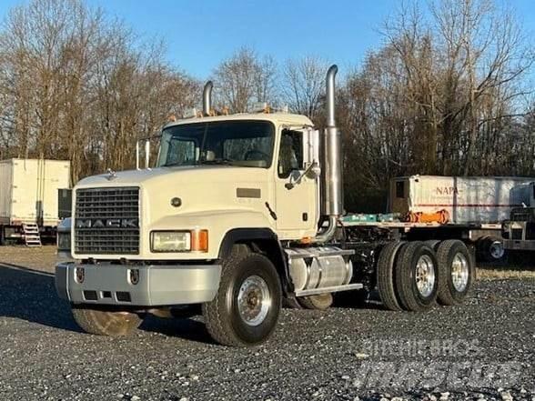 Mack CL733 Trekkers