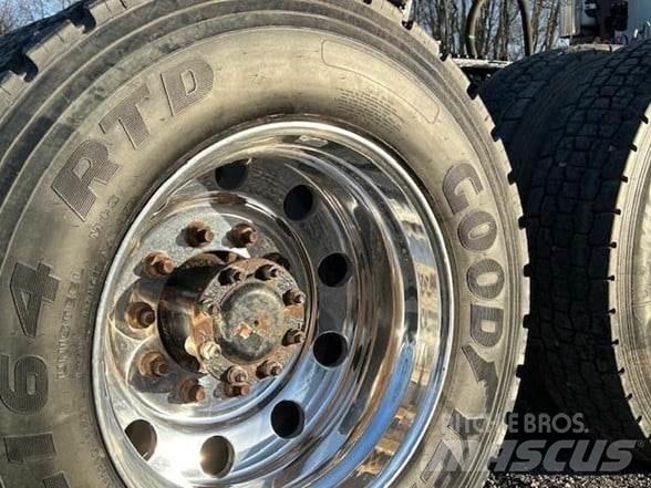 Mack CL733 Trekkers