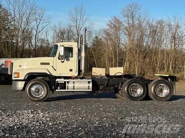 Mack CL733 Trekkers