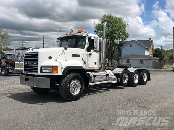 Mack CL733 Trekkers
