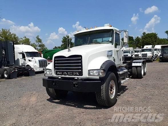 Mack GRANITE GU713 Trekkers