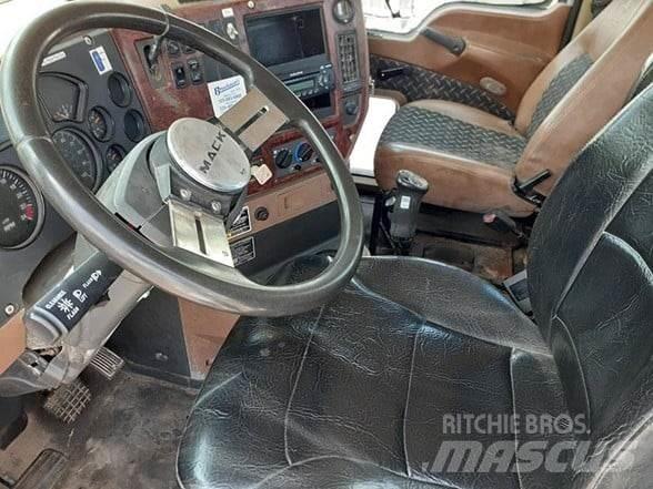 Mack GRANITE GU713 Trekkers