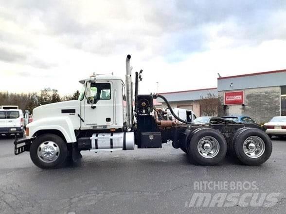 Mack PINNACLE CHU613 Trekkers