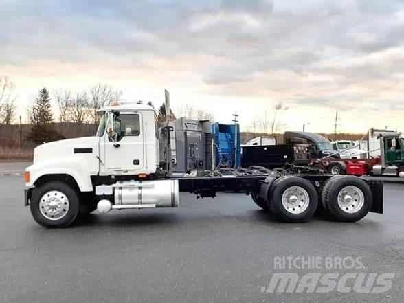 Mack PINNACLE CHU613 Trekkers