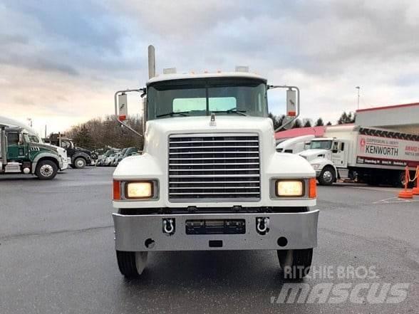 Mack PINNACLE CHU613 Trekkers