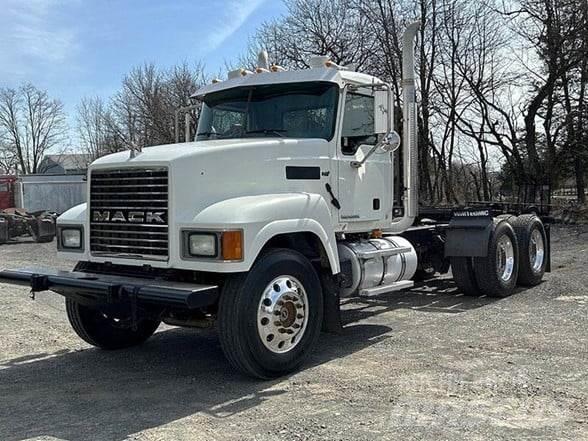 Mack PINNACLE CHU613 Trekkers