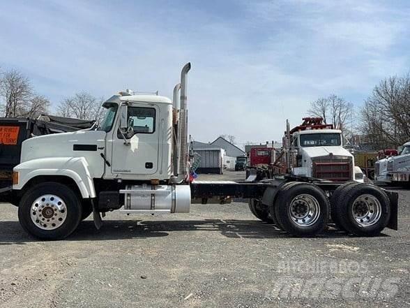 Mack PINNACLE CHU613 Trekkers