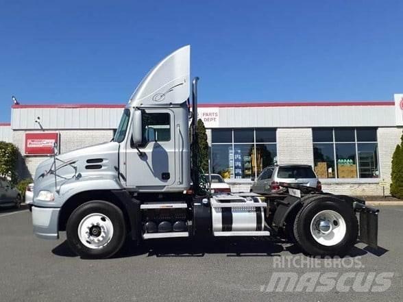 Mack PINNACLE CXU612 Trekkers