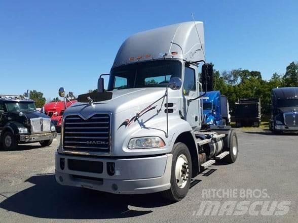 Mack PINNACLE CXU612 Trekkers