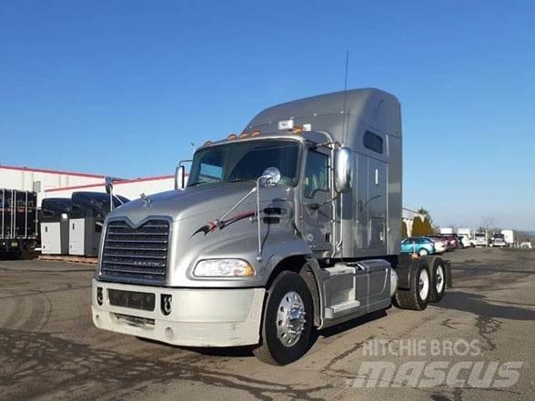 Mack PINNACLE CXU613 Trekkers