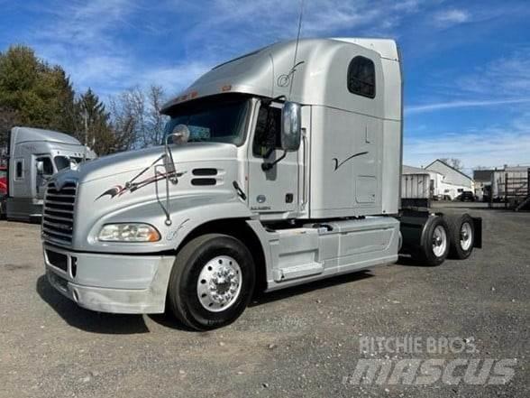 Mack PINNACLE CXU613 Trekkers