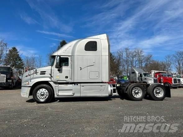 Mack PINNACLE CXU613 Trekkers