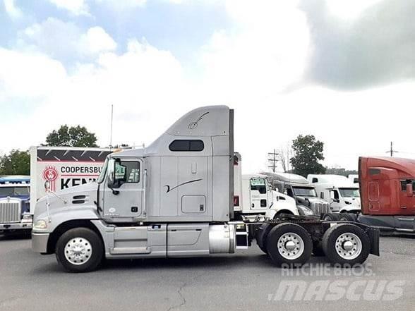 Mack PINNACLE CXU613 Trekkers