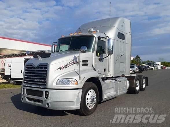 Mack PINNACLE CXU613 Trekkers