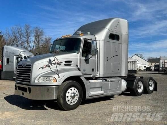 Mack PINNACLE CXU613 Trekkers