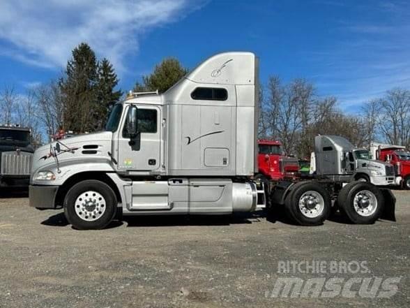 Mack PINNACLE CXU613 Trekkers