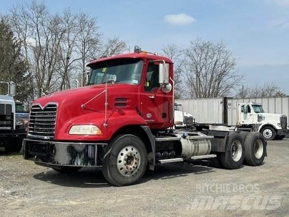 Mack PINNACLE CXU613 Trekkers