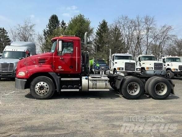Mack PINNACLE CXU613 Trekkers