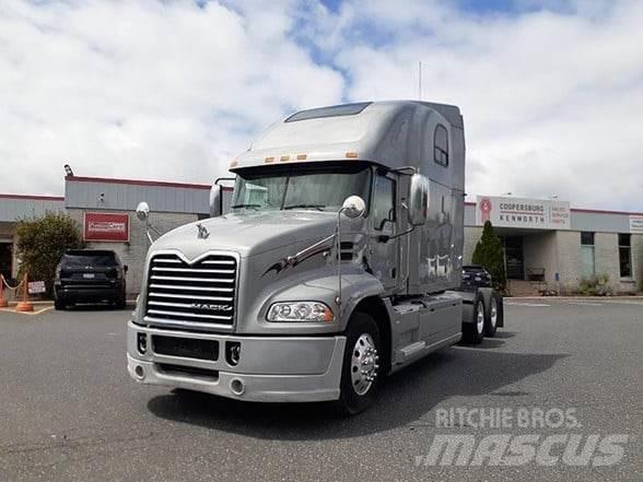 Mack PINNACLE CXU613 Trekkers