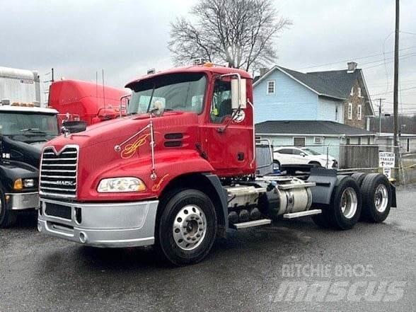 Mack PINNACLE CXU613 Trekkers