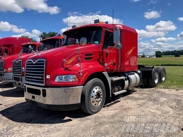 Mack PINNACLE CXU613 Trekkers