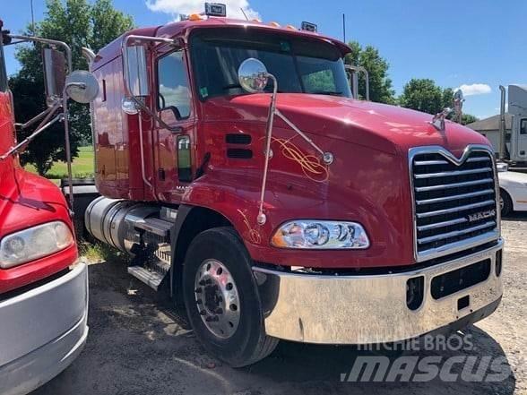 Mack PINNACLE CXU613 Trekkers