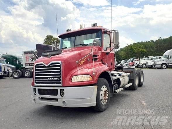 Mack PINNACLE CXU613 Trekkers