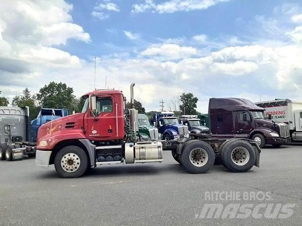 Mack PINNACLE CXU613 Trekkers