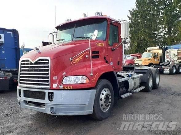 Mack PINNACLE CXU613 Trekkers