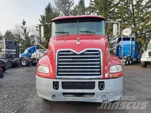 Mack PINNACLE CXU613 Trekkers