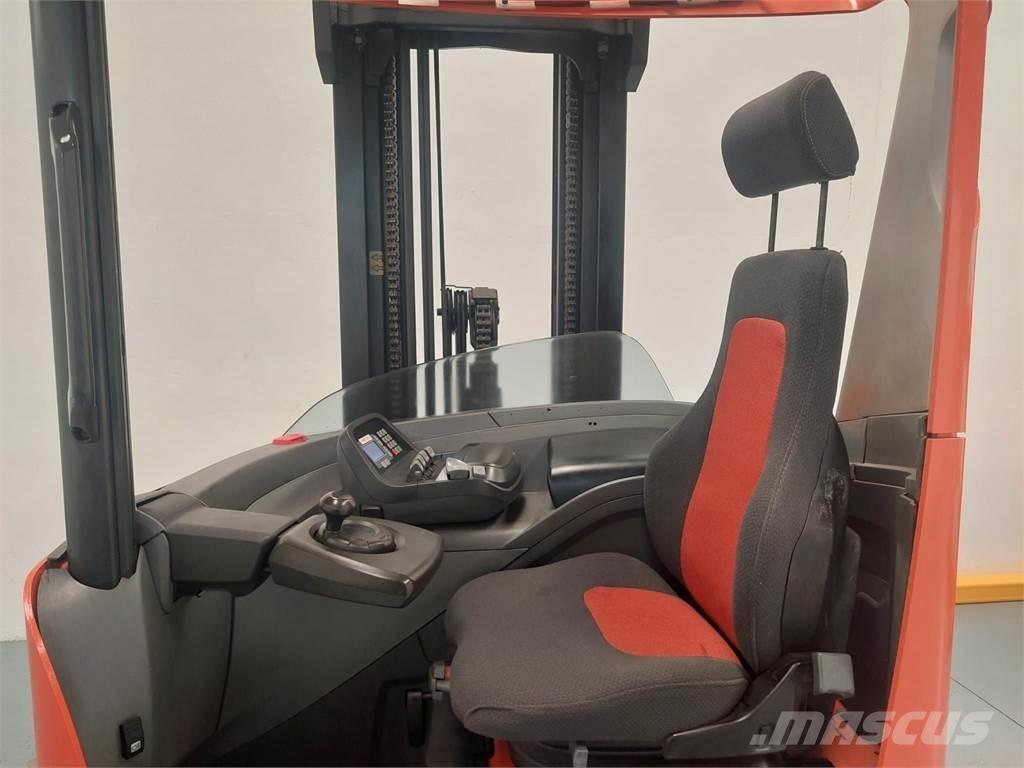 BT RRE 140 H Reachtruck voor hoog niveau