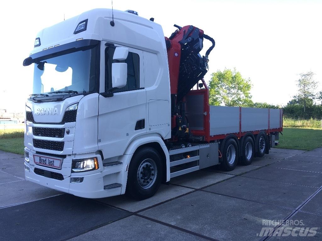 Scania R 560 Vlakke laadvloer met kraan