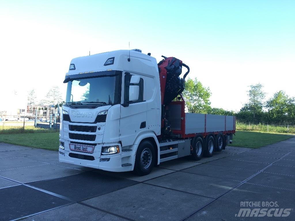 Scania R 560 Vlakke laadvloer met kraan