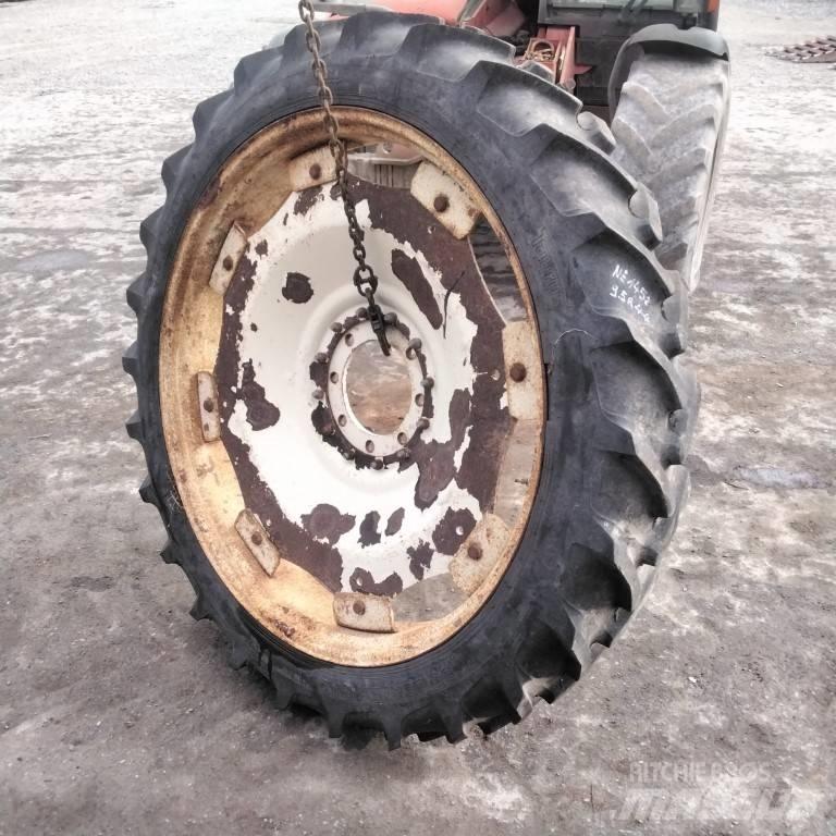 Taurus 9.5R44 Banden, wielen en velgen