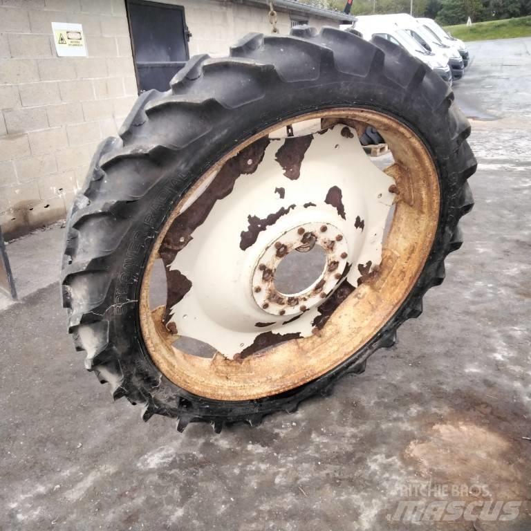 Taurus 9.5R44 Banden, wielen en velgen