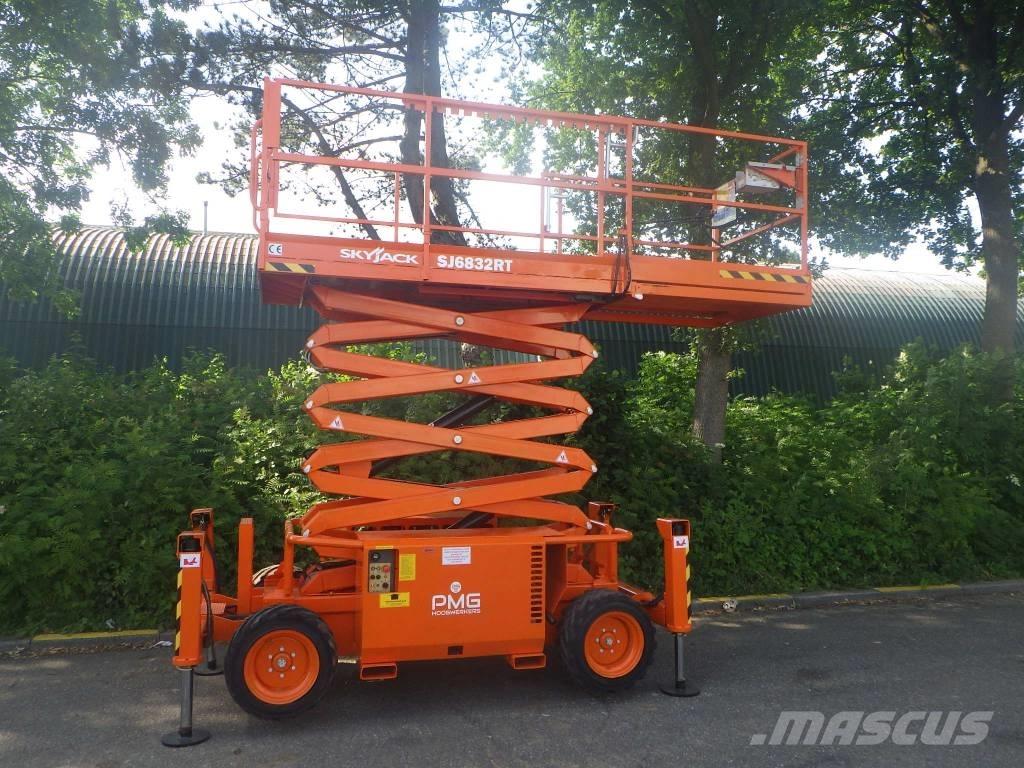 SkyJack SJ6832RT Schaarhoogwerkers