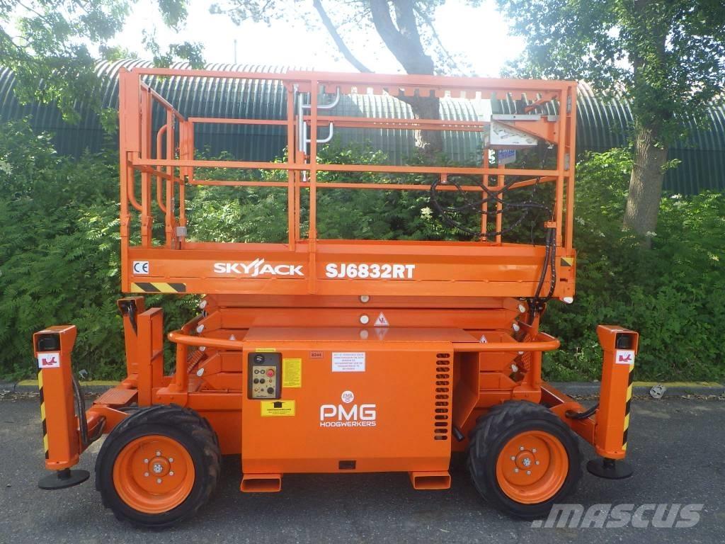 SkyJack SJ6832RT Schaarhoogwerkers