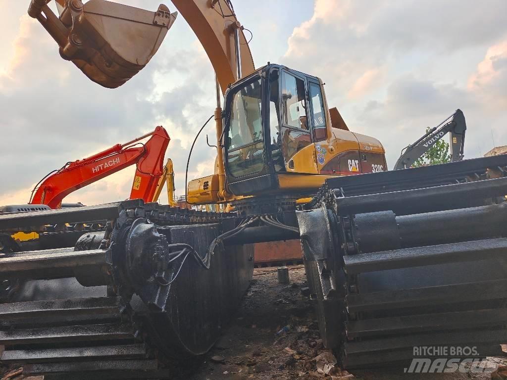CAT 320 C Amfibische graafmachines