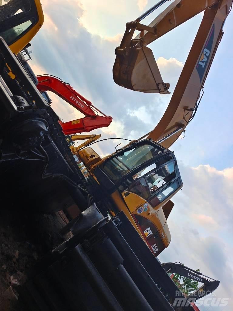 CAT 320 C Amfibische graafmachines