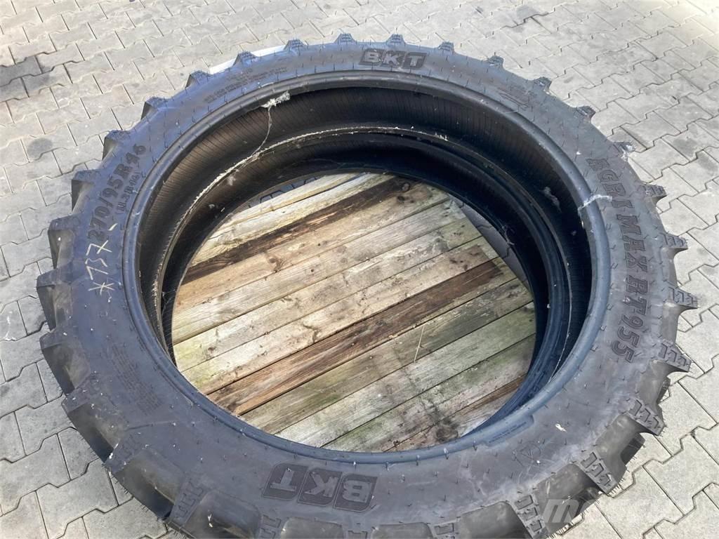 BKT 270/95R46 Banden, wielen en velgen