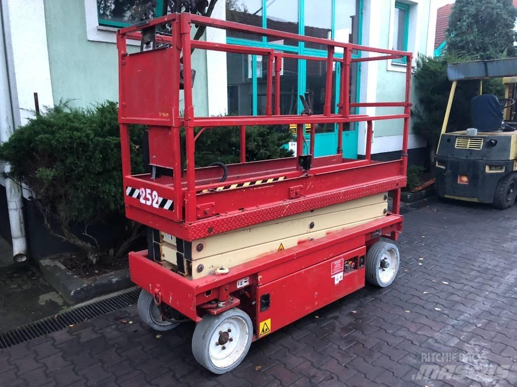 JLG 2030 F3    V-3409 Personenliften en invalideliften