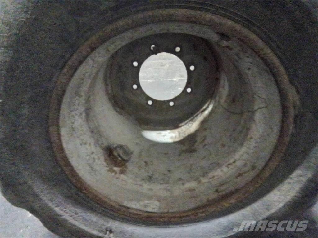 Valmet 820 24x22,5 Banden, wielen en velgen