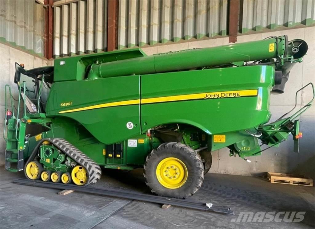 John Deere S690i Combine harvesters