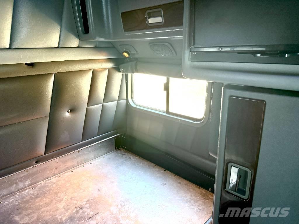 Peterbilt 389 Trekkers
