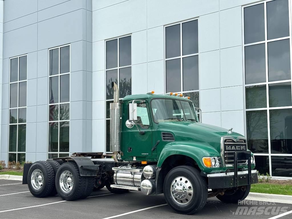 Mack Granite CV713 Trekkers