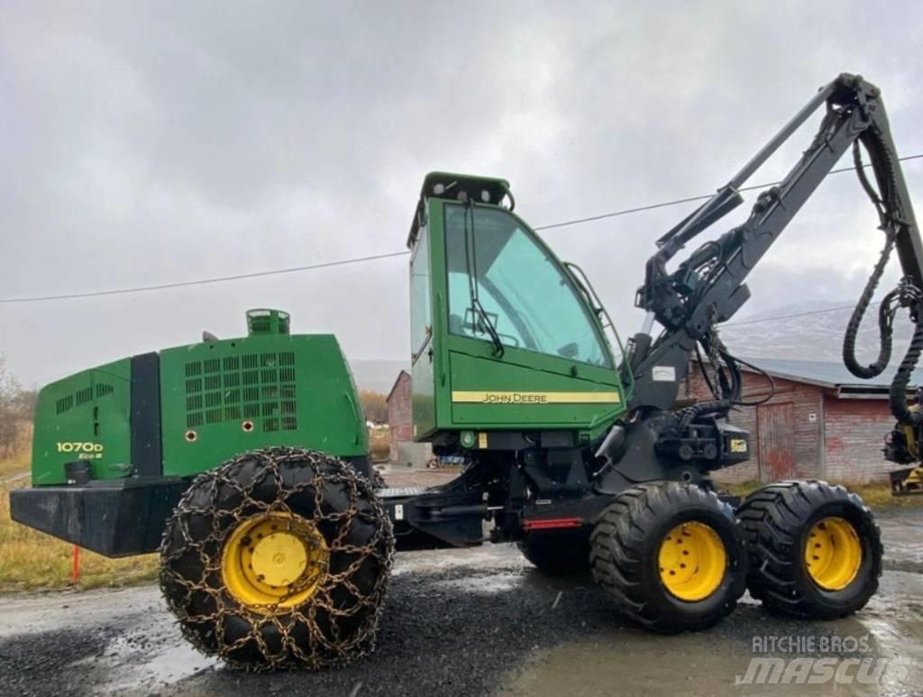 John Deere 1070 D Harvesters